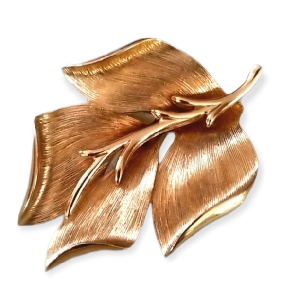 Vintage Signed MONET Brushed Goldtone Leaf Brooch - Picture 5 of 15